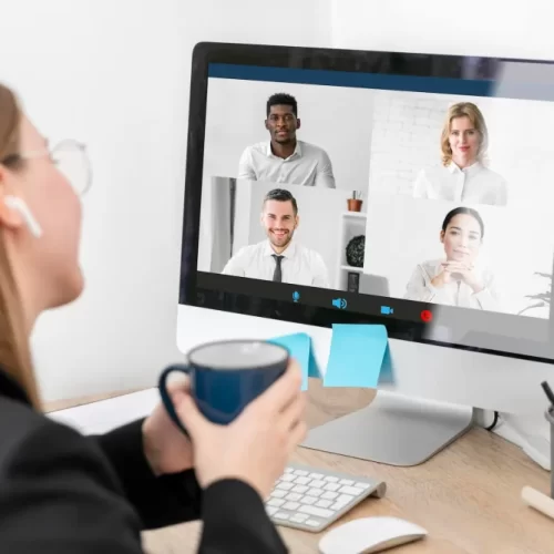 Clases online de francés para empresas Profesora dando clase online de francés a empresa