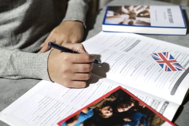 libro-de-ingles-descansando-sobre-la-mesa-del-espacio-de-trabajo El B2 de inglés te permite tener un nivel alto de conversación y comprensión del idioma.
