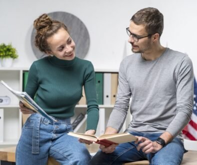 tiro-medio-amigos-sonrientes-con-libros