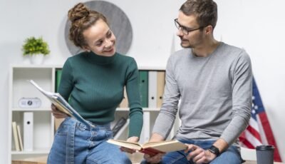 tiro-medio-amigos-sonrientes-con-libros