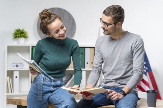 tiro-medio-amigos-sonrientes-con-libros El speaking 1:1 con un profesor de inglés es clave para prepararse el B2 de inglés.