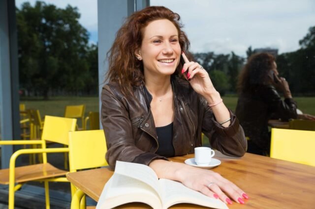 chica hablado a2 de alemán por teléfono