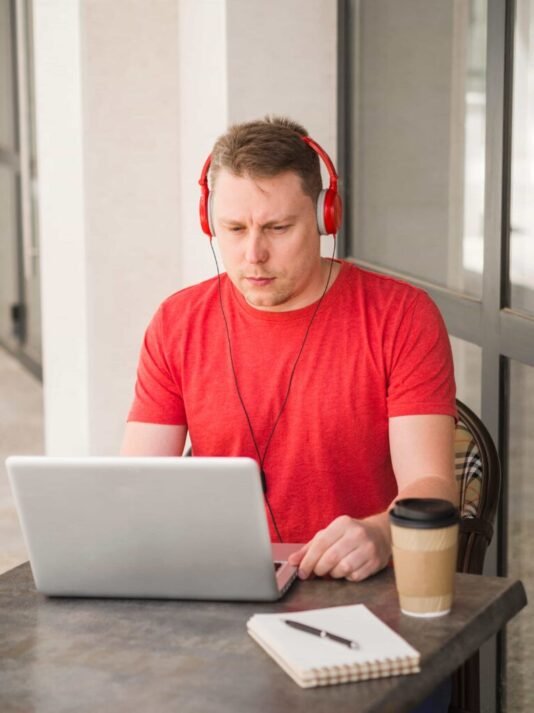 chico estudiando a2 alemán online en erizo