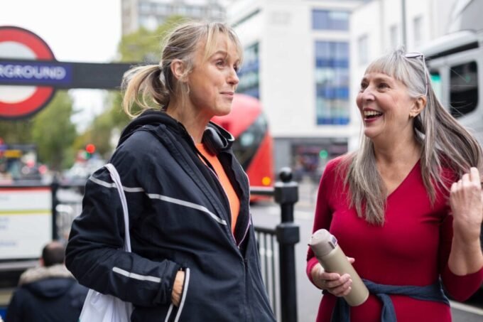 Mujeres hablando A2 inglés de viaje