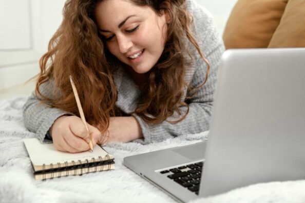 Mujer dando clases de c1 de valenciano online