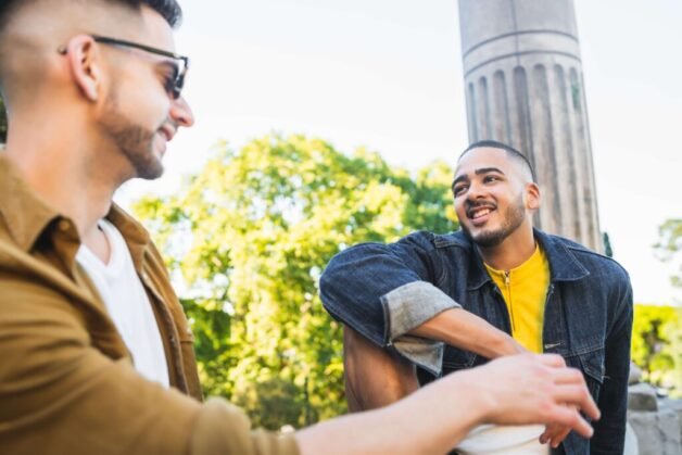 chicos hablando b1 de italiano