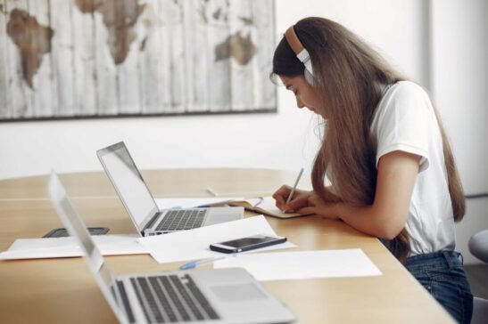 Chica estudiando b1 de valenciano online